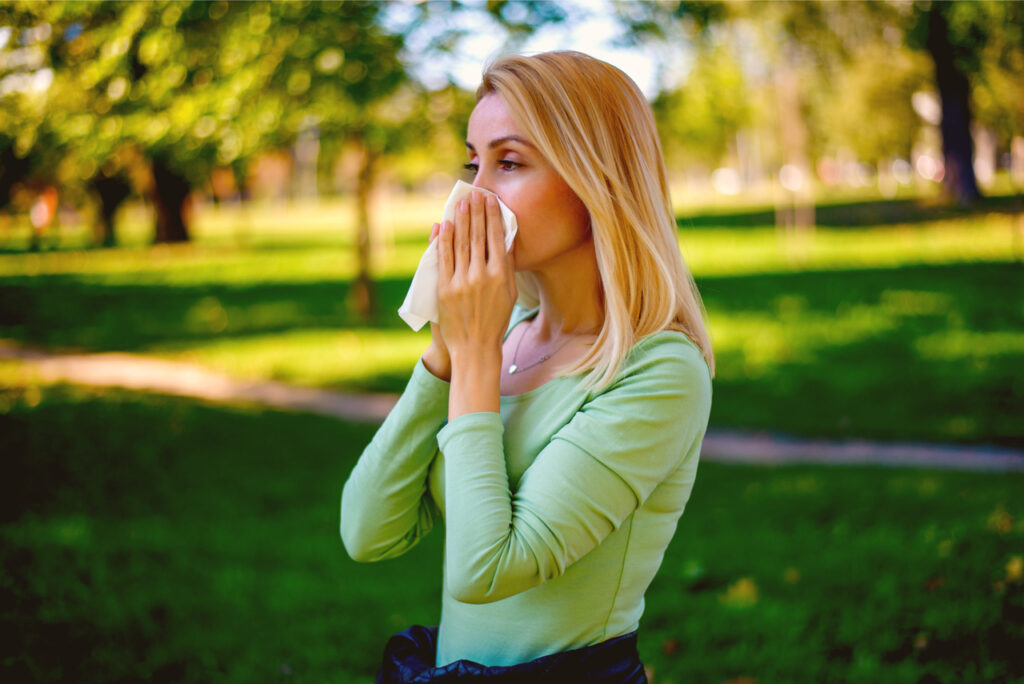 7 astuces pour envoyer valser vos allergies saisonnières ! Santé shutterstock 1840484977 1 1