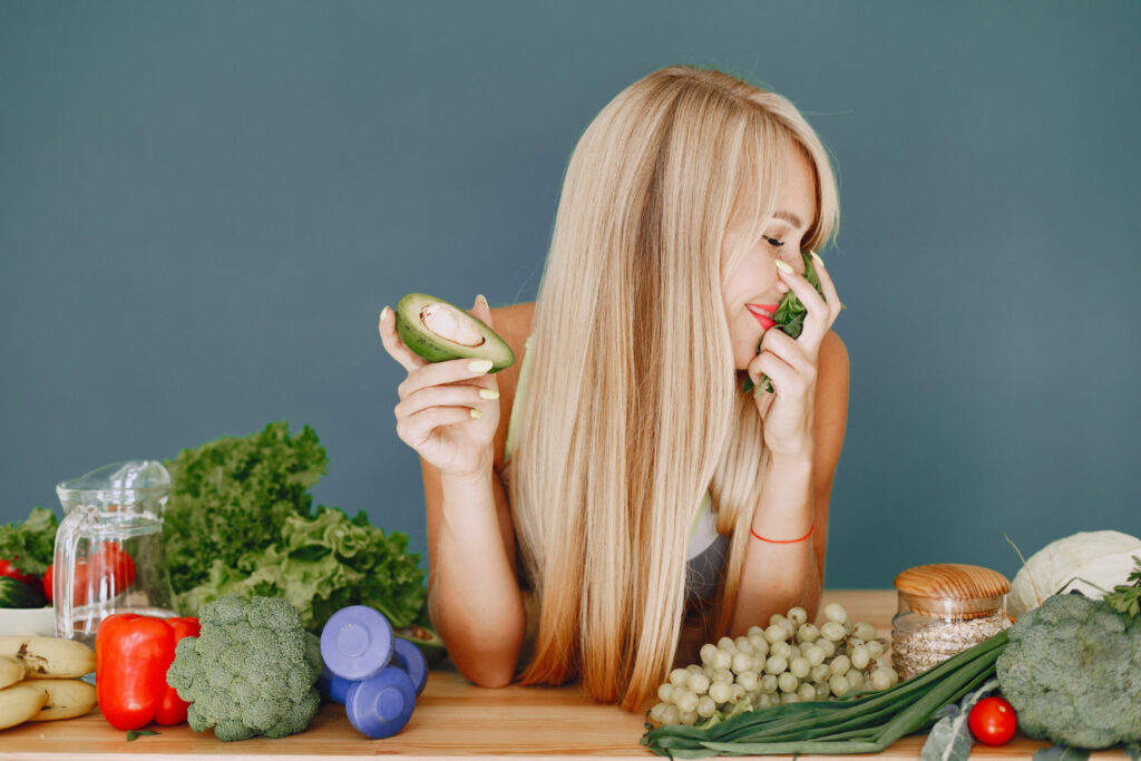 Compléments Alimentaires pour des Cheveux en Pleine Santé Santé des cheveux et de la peau beautiful girl make salad sporty blonde kitchen woman with avocado